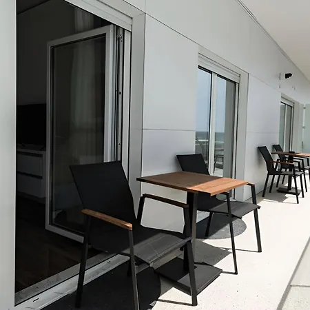 White Palm Apartment *